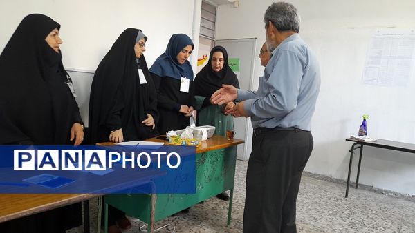حضور پرشور مردم شهرستان نور در انتخابات
