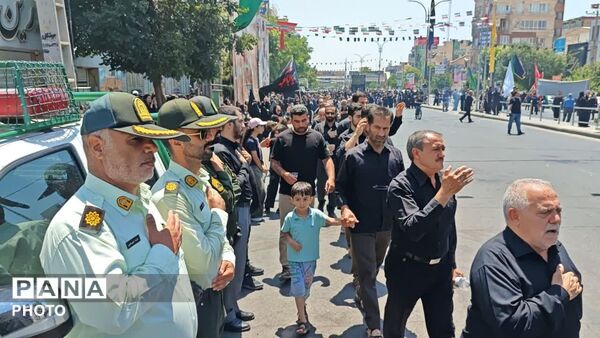 دسته‌های عزاداری ساوجبلاغ  در روز ظهر عاشورا 