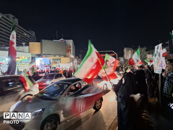 مردم شریف مشهد با شعار " هوا فضای سپاه، بزن به کاخ سیاه"  تاریکی شب‌ را روشن کردند