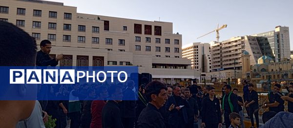 حال و هوای زائرین عزادار حرم مطهر امام رضا(ع)