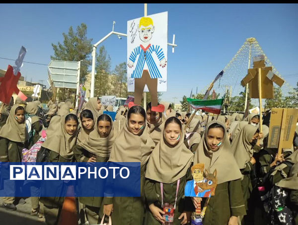 حضور پرشور دانش آموزان مدارس شهرستان خاتم در راهپیمایی ۱۳ آبان 
