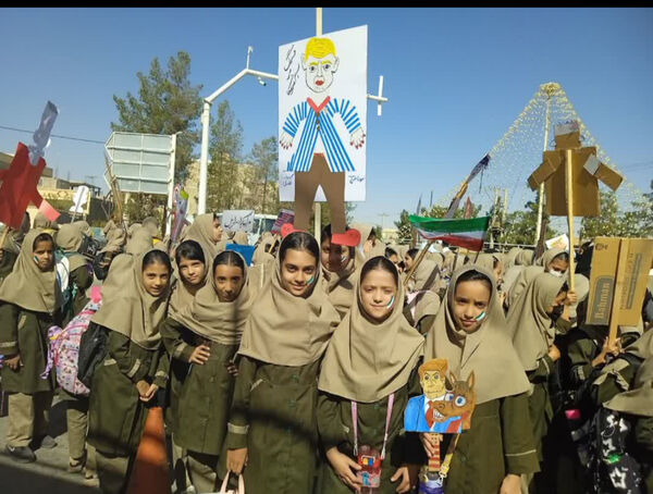 حضور پرشور دانش آموزان مدارس شهرستان خاتم در راهپیمایی ۱۳ آبان 