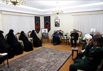 حضور رئیس‌ دفتر رهبری و رئیس ستادکل نیروهای مسلح در منزل شهید سلامی