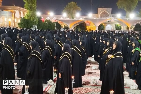 آیین لاله‌گردانی در شام غریبان امام رضا(ع)