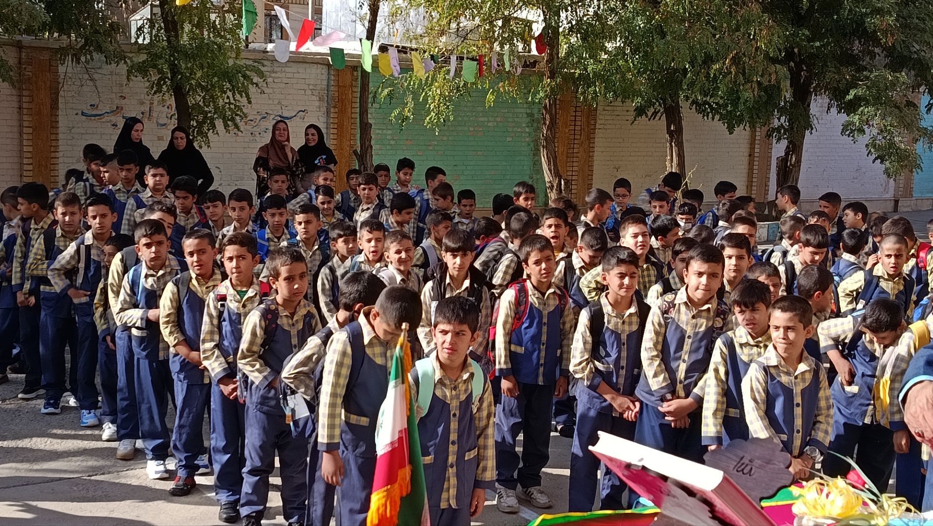 نوای آغاز دوباره سال تحصیلی جدید در دبستان شهید احمدی، شهرستان اشترینان 