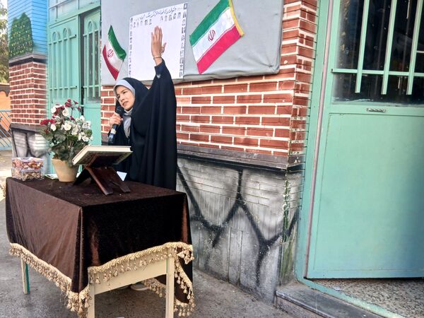 طنین شعارهای انقلابی در دبستان دخترانه میثاق به مناسبت ۱۳ آبان