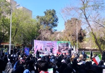اجتماع ۵۰۰ نفره دانش آموزان و فرهنگیان منطقه ۱۰ در اربعین شهدا دانش آموز و رهبر شهید