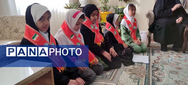 دیدار دانش‌آموزان دبستان فرهنگیان با خانواده شهید غلامرضا رحمتی