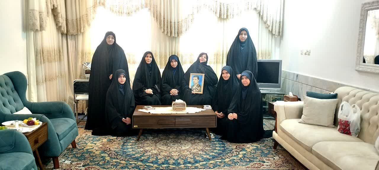 دیدار دانش‌آموزان  دبیرستان۲۲ بهمن با همسر شهید جانباز شیمیایی  شهرضا 