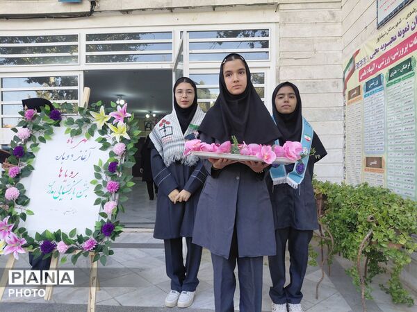 نواختن زنگ مهر در دبیرستان نمونه محبوبه محبی