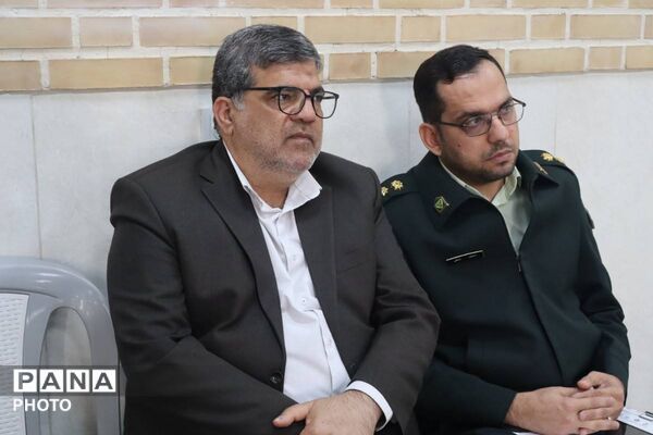 نشست پیشگیری از آسیب‌های اجتماعی در دبیرستان فرهنگ قرچک