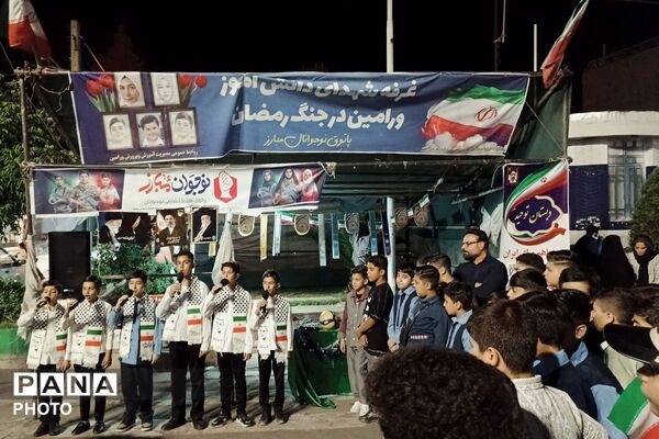 اجتماع پرشور دانش‌آموزان دبستان پسرانه توحید در غرفه شهدای دانش آموز ورامین 