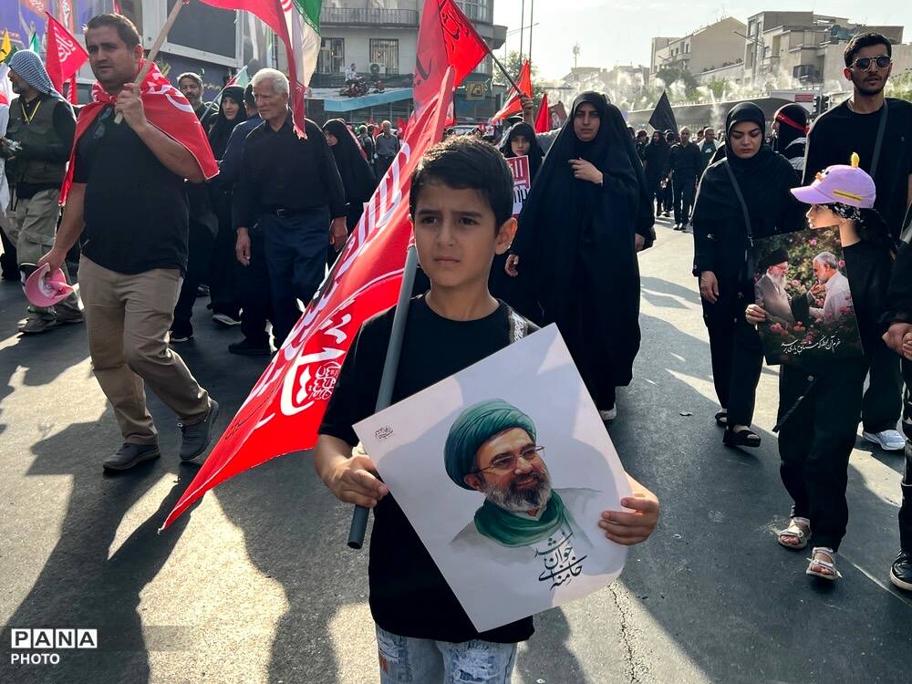 وداع  و تشییع تاریخی مردم با رهبر شهید