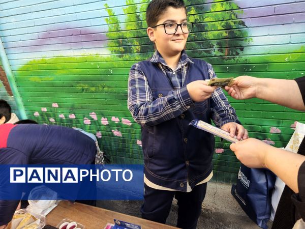  بازارچه دانش آموزی به مناسبت سالگرد پیروزی انقلاب اسلامی در دبستان پسرانه پاسدارن ناحیه ۳