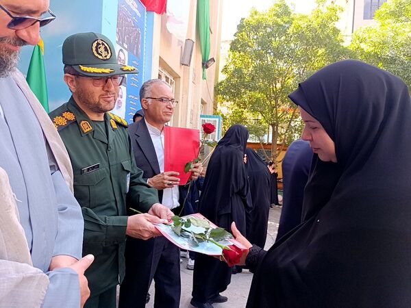 نواختن زنگ سپاس معلم در دبیرستان و دبستان میرزا جعفر سروقد