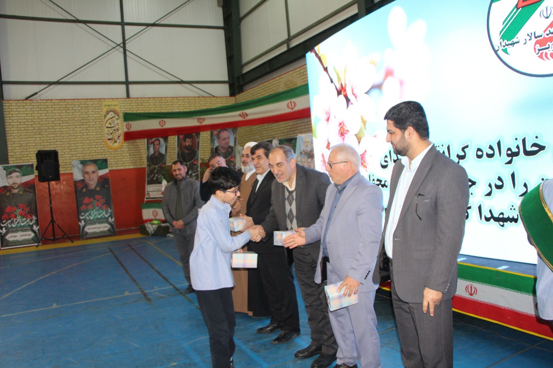 یادواره شهدای جنگ تحمیلی ۱۲ روزه در دبیرستان شاهد سالارشهیدان(ع)