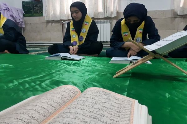 محفل انس با قرآن کریم در دبیرستان شهید مجید دهنوی نیشابور