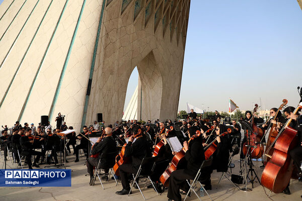 اجرای ارکستر سمفونیک تهران در میدان آزادی