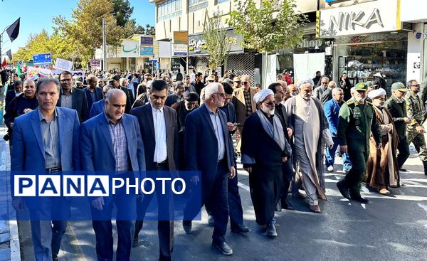 حضور پرشور نوجوانان و خانواده‌ها در سیزده آبان تجدید پیمان با انقلاب