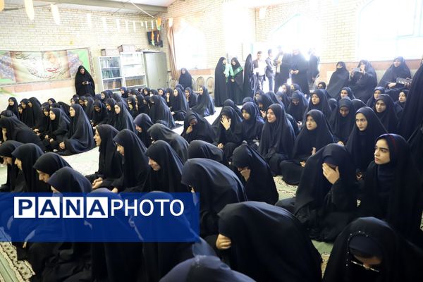 نشست پرسش و پاسخ با حضور نماینده ولی فقیه در استان و امام جمعه در دبیرستان نمونه فرهنگ