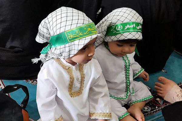 حضور خردسالان شیرخواره در مراسم گرامی داشت شهادت طفل شش ماهه امام حسین (ع)