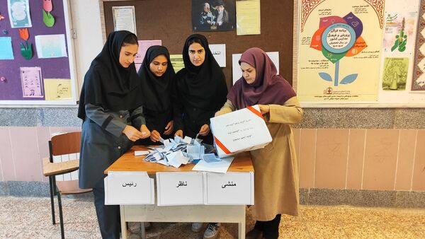 برگزاری انتخابات همیار مشاور در مدرسه نمونه دولتی ۹ دی یاسوج با شعار «همیار مشاور برتر، مدرسه برتر»