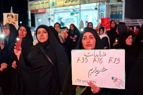 صحنه دیگری از عشق و ارادت ملت به رهبر در سومین شب سال جدید در شهرستان باشت