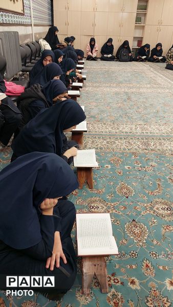 محفل انس با قرآن در دبیرستان نجمه ناحیه چهار