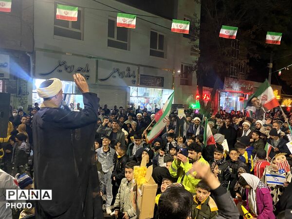  حضور مردم باخرز در آیین دشمن‌سوزی چهارشنبه‌سوری آخر سال