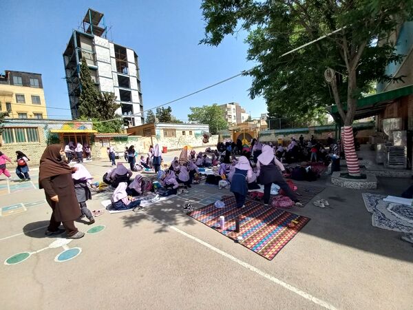 برگزاری اردوی حیاطی و جشن آخر سال در دبستان دخترانه شاهد تحقیقی ناحیه ۶
