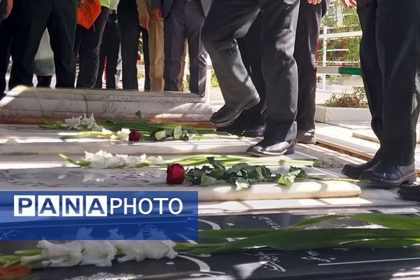 آیین گلباران قبور شهدا در آخرین روز هفته انتظامی