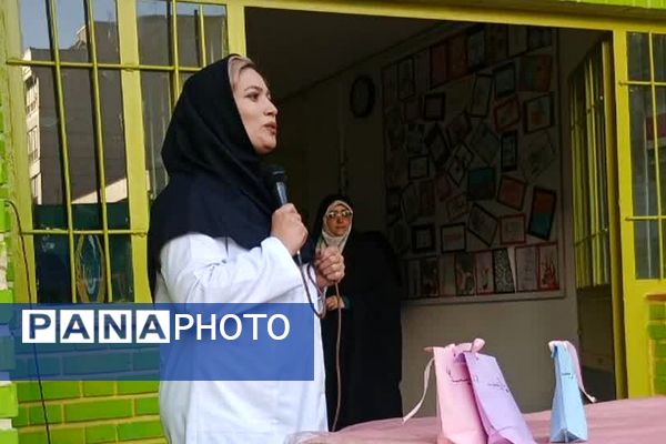 برگزاری جشن و تجلیل از مادران پرستار در مدرسه دکتر رزمی و قدس ناحیه دو شهرری 