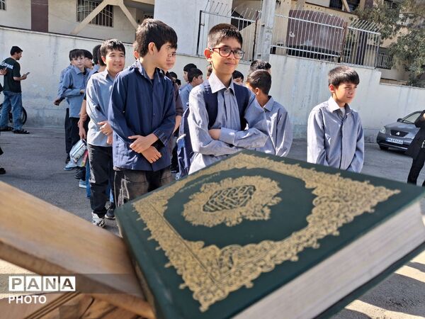 طنینِ «زنگِ مهر» در مدرسه شهدای صنف گردبافانِ منطقه ۱۶