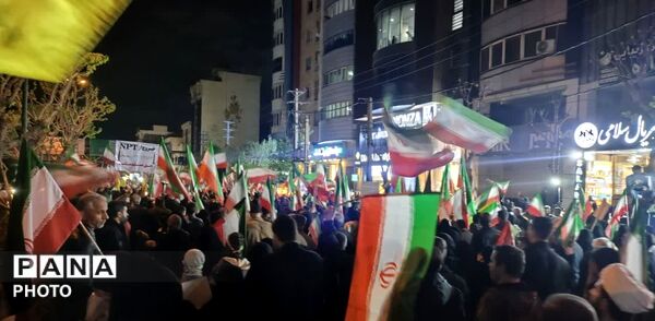 ایستگاه صلواتی سیار مردم در چهل و چهارمین شب از قیام مردم کرج 