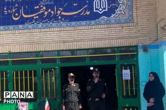 کلاس متفاوت با حضور حافظان نظم و امنیت در مدارس بهارستان