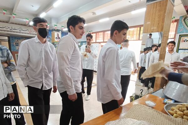 طنین زیارت عاشورا در دبیرستان نمونه دولتی شهدای علم و فناوری