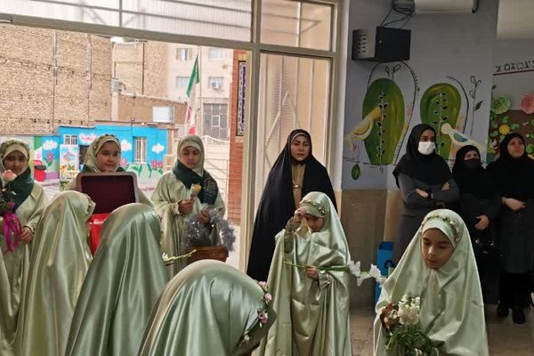 پرچم متبرک امام حسین(ع) میهمان دانش‌آموزان مدرسه زنده‌یاد قمصری