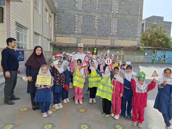 بازدید ماموران نیروی انتظامی در مدرسه 17شهریور بجنورد