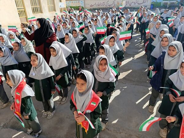 طنین زنگ انقلاب دردبستان خدیجه کبری ابرکوه  