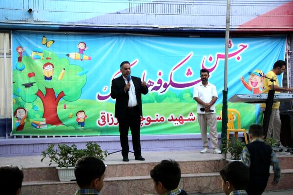 جشن شکوفه‌ها در دبستان منوچهر رزاقی ناحیه۳ مشهد