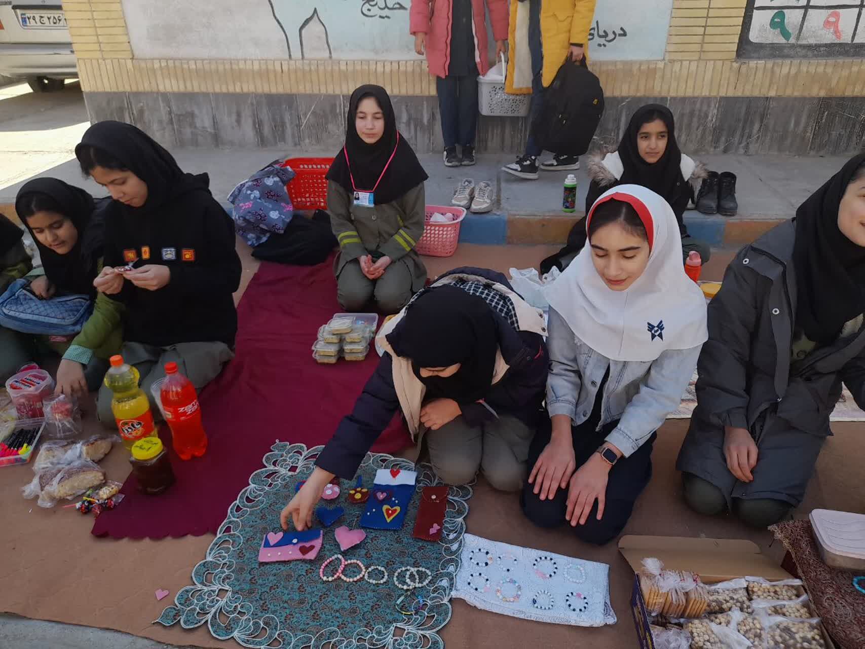 برپایی بازارچه مدرسه‌ای به‌مناسبت دهه فجر در آموزشگاه دخترانه شهید حسن زاده خانلق