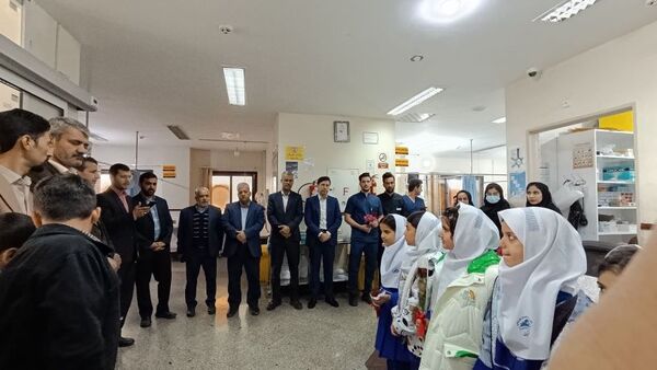 اهدای گل توسط دانش‌آموزان به پرستاران به مناسبت روز پرستار 