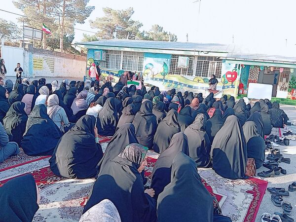 اولین جلسه انجمن اولیا در دبستان توحید 