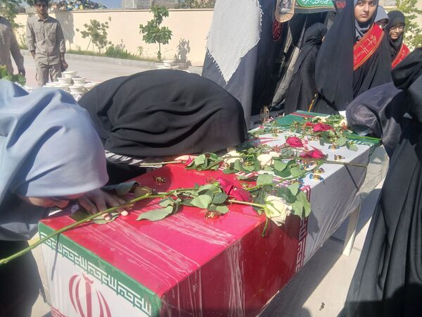 مراسم تشییع شهید گمنام در دبیرستان فرزانگان میناب