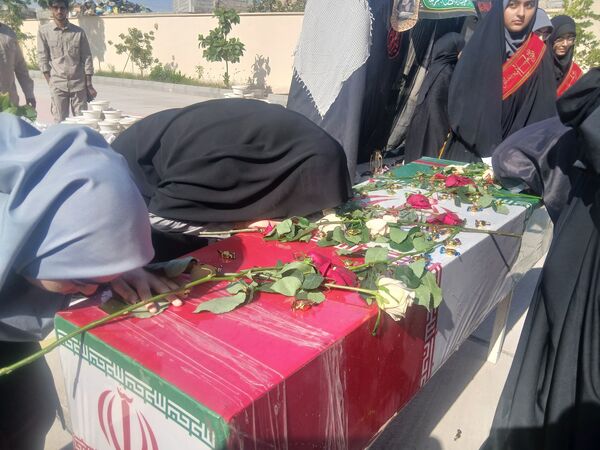 مراسم تشییع شهید گمنام در دبیرستان فرزانگان میناب