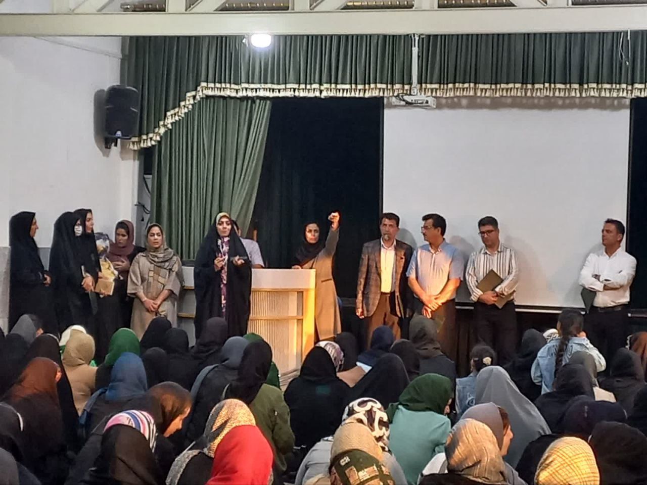 برگزاری انتخابات انجمن اولیا و مربیان در دبستان دخترانه معلم یزد