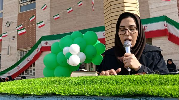  تجدید بیعت با ایستادگی در دبیرستان دخترانه ذبیح الله هوشیار