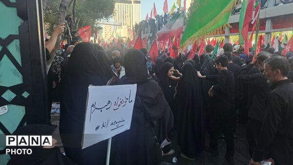 وداع با اشک و مشت‌های گره‌خورده؛ پلاکاردهای انتقام برافراشته شد