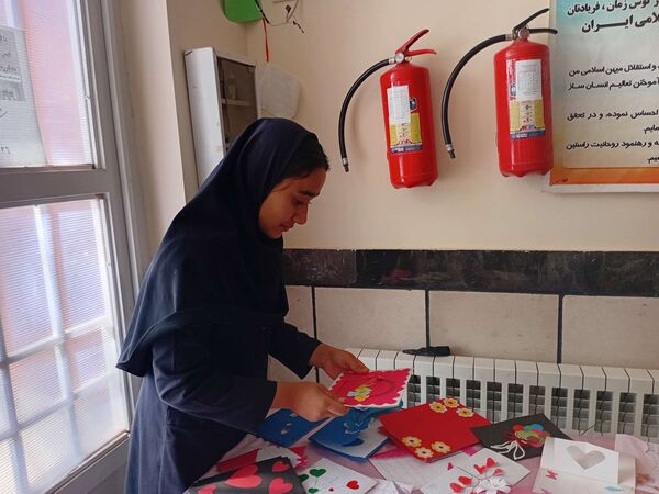 ساخت کارت پستال در هفته سلامت‌روان توسط دانش‌آموزان مدرسه مادرمهربان خلیل‌آباد