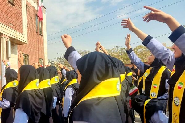  آیین وطن‌یار در مدرسه فرزانگان1 اسلامشهر باحضور خانواده شهید شاکری 